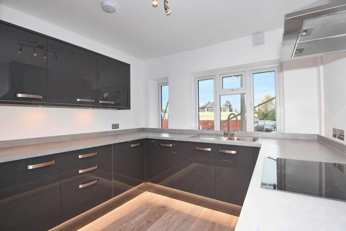 3 Bedroom Flat To Rent In Queens Road, Weybridge, KT13