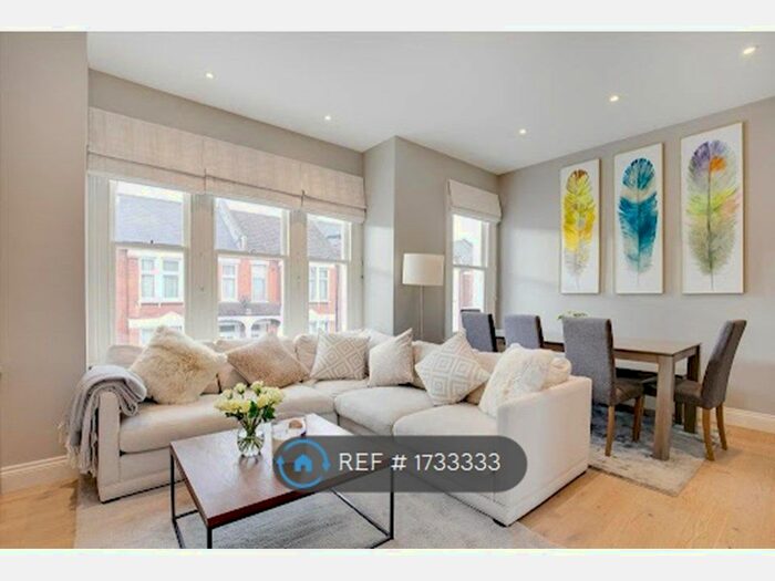 3 Bedroom Flat To Rent In Hazelbourne Road, London, SW12