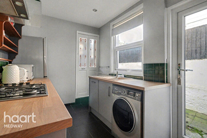 3 Bedroom Terraced House For Sale In Gordon Road, Rochester, ME2