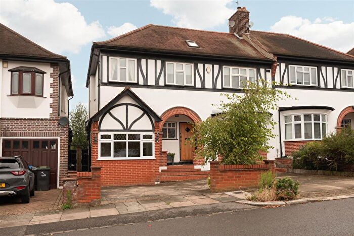5 Bedroom Semi-Detached House For Sale In Townsend Avenue, London, N14