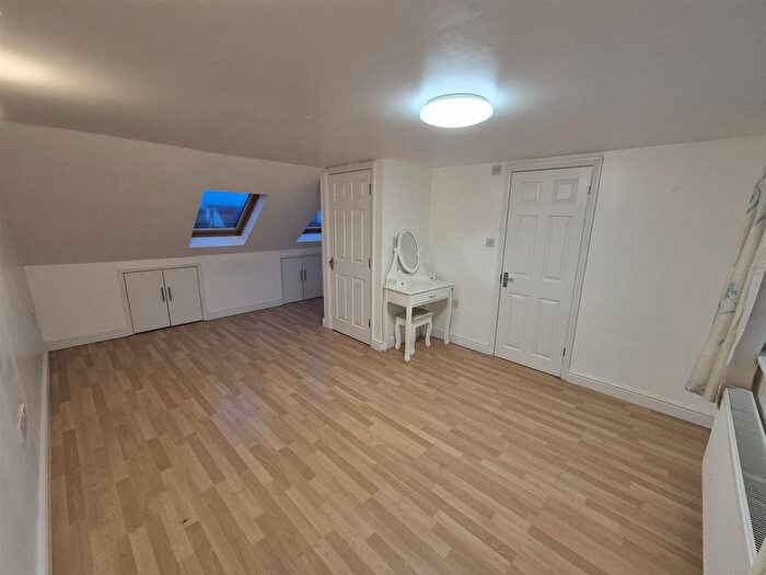 4 Bedroom Semi-Detached House To Rent In Meadow Gardens, Edgware, HA8