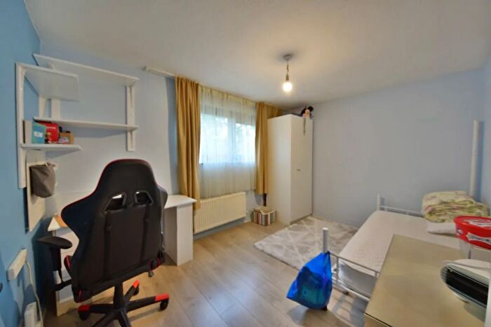 3 Bedroom Maisonette To Rent In Sturmer Way, London, N7