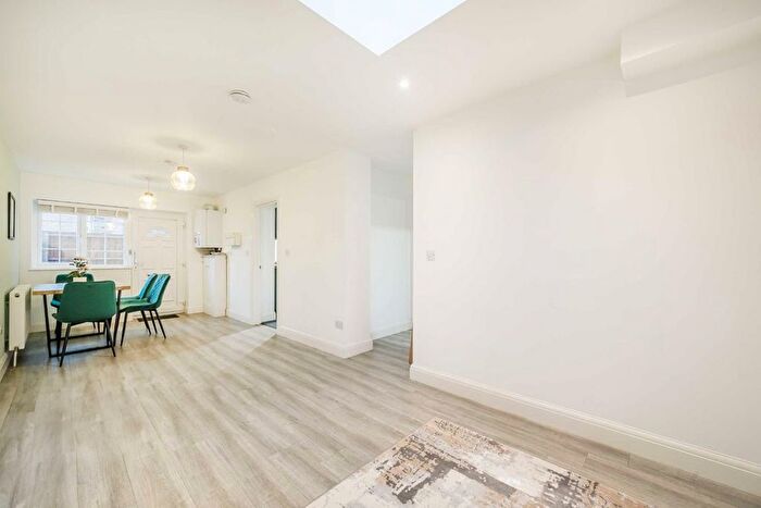 3 Bedroom Flat To Rent In Saxon Drive, London, W3