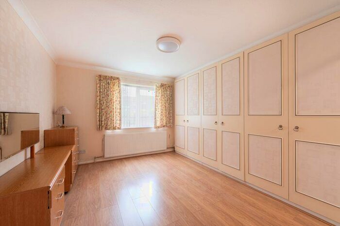 2 Bedroom Flat For Sale In Hunt Court, Chase Side, N14
