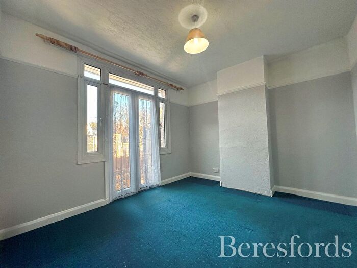 3 Bedroom Bungalow For Sale In Alma Avenue, Hornchurch, RM12