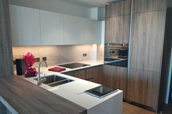 Apartment To Rent In Hamond Coiurt, KT2