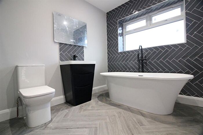 3 Bedroom Detached Bungalow To Rent In Snape Spur, Slough, SL1