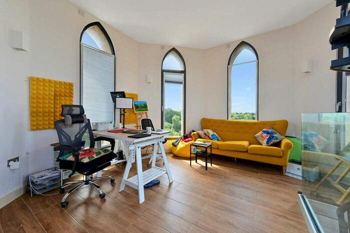 3 Bedroom Flat To Rent In High Street, Brentford, TW8