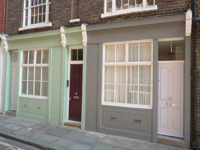 2 Bedroom Flat To Rent In Middle Street, West Smithfield, London, EC1A