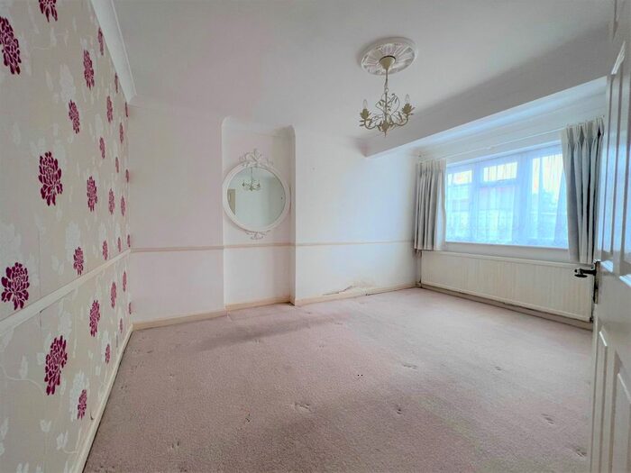 3 Bedroom Bungalow To Rent In Lascelles Gardens, Essex, SS4