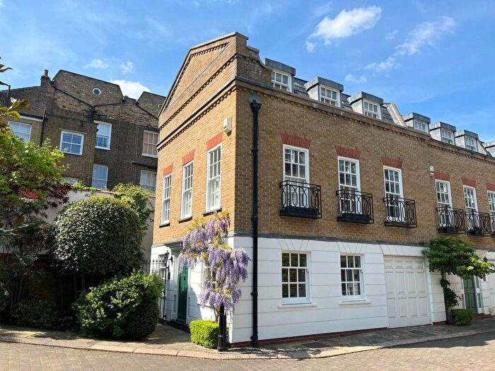 3 Bedroom End Of Terrace House For Sale In Farrier Walk, Chelsea, London, SW10