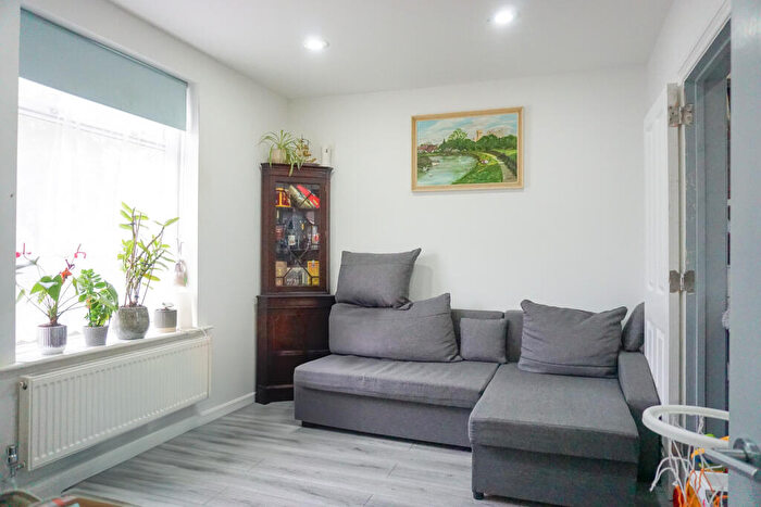 3 Bedroom Terraced House For Sale In Green Lane, Morden, SM4