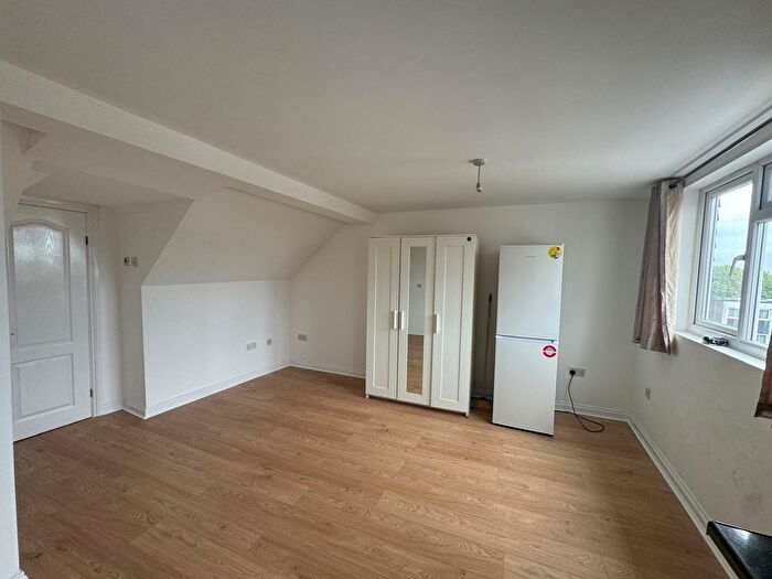 Studio To Rent In Bath Road, Hounslow, TW4