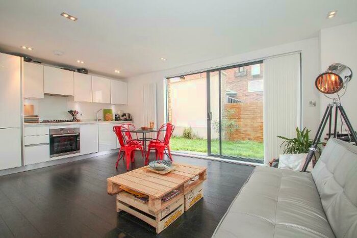 2 Bedroom Flat To Rent In New North Road, Islington, London, N1