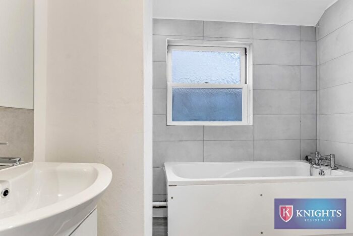 3 Bedroom End Of Terrace House For Sale In Gordon Road, Enfield, EN2