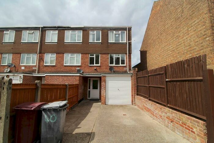 4 Bedroom Town House To Rent In Spring Terrace, Reading, RG2