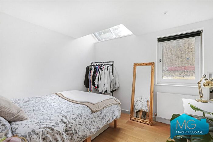 3 Bedroom Flat For Sale In Brecknock Road, Holloway, London, N19