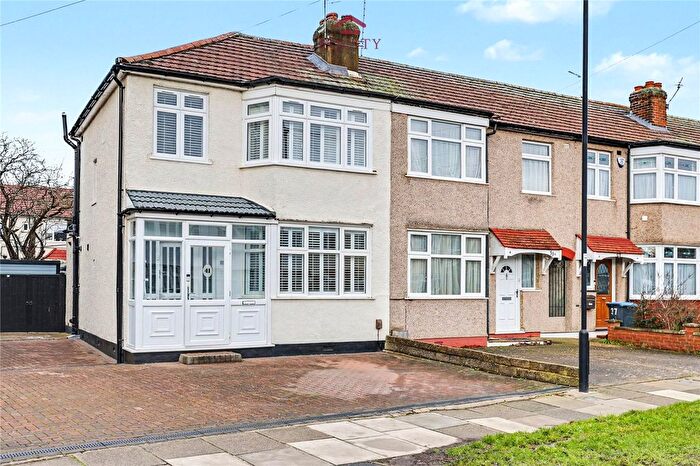 3 Bedroom End Terrace House For Sale In Carnarvon Avenue, Enfield, EN1