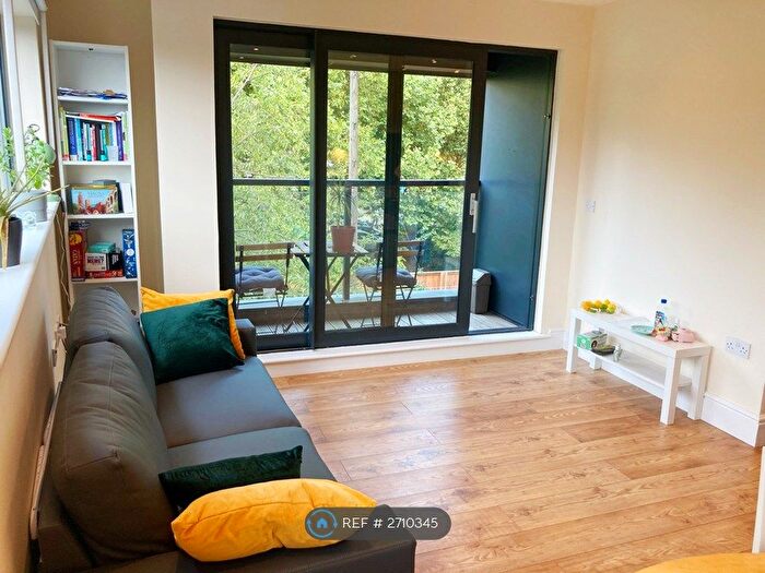2 Bedroom Flat To Rent In Tower Bridge Road, London, SE1