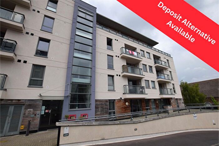 2 Bedroom Flat To Rent In Mercury Gardens, Romford, RM1
