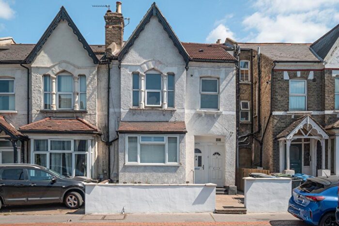 2 Bedroom Maisonette To Rent In Whitehorse Road, Croydon, CR0