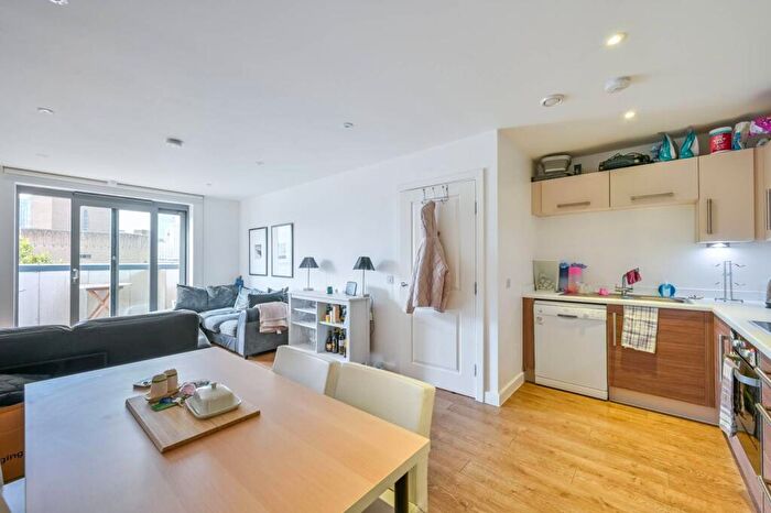 3 Bedroom Flat To Rent In Casson Apartments, Poplar, London, E14