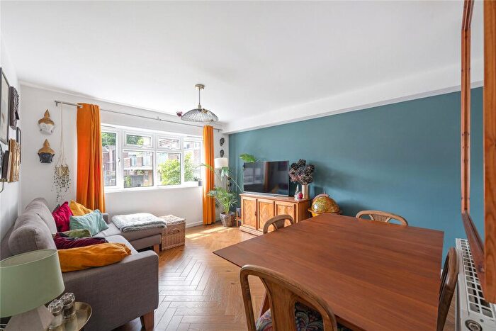 2 Bedroom Maisonette For Sale In Gideon Road, Battersea, SW11