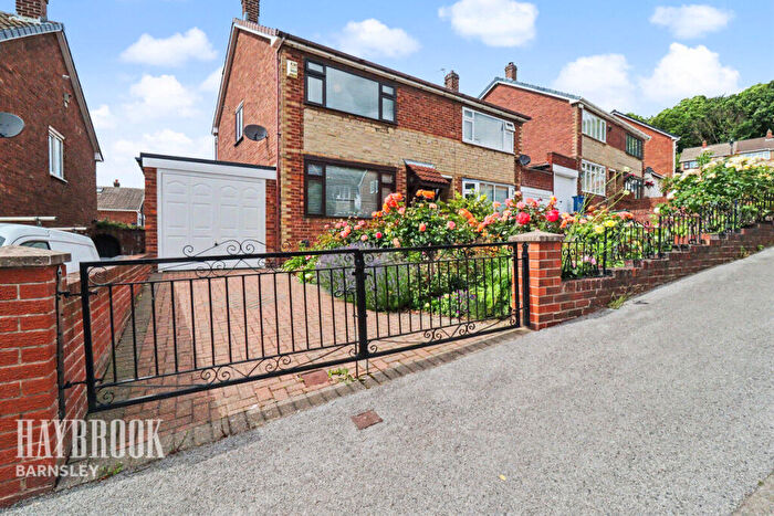 3 Bedroom Semi-Detached House For Sale In St Andrews Way, Ardsley, S71