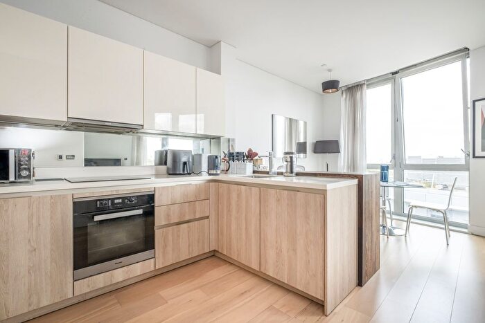 2 Bedroom Flat To Rent In Plaza Gardens, London, SW15