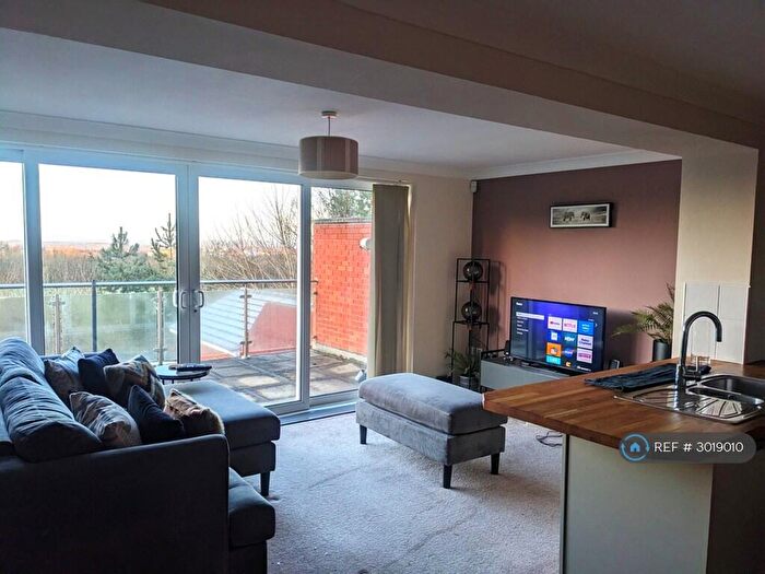 2 Bedroom Flat To Rent In Parkway Road, Dudley, DY1