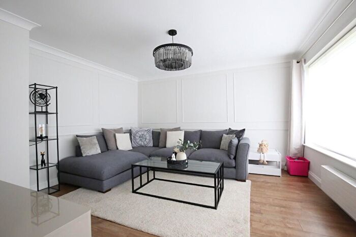 3 Bedroom End Of Terrace House For Sale In Russell Close, Kensworth, Dunstable. Bedfordshire, LU6