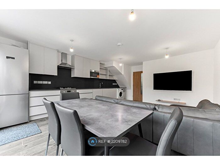 4 Bedroom Maisonette To Rent In Fellows Court, London, E2