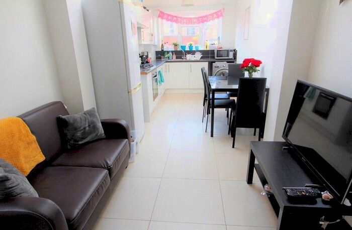 5 Bedroom Terraced House To Rent In Norris Road, Reading, RG6