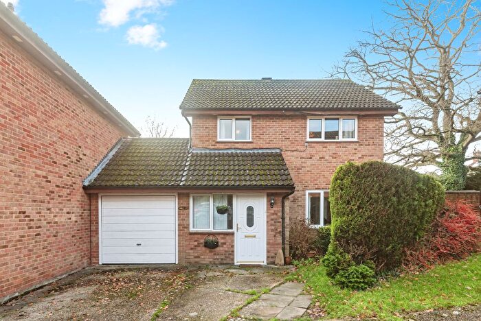3 Bedroom Link Detached House For Sale In Wickham Close, Tadley, RG26