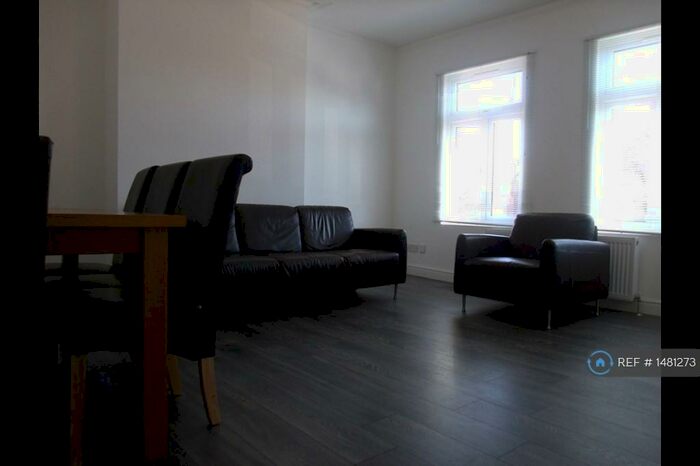 3 Bedroom Flat To Rent In Brownlow Road, London, N11