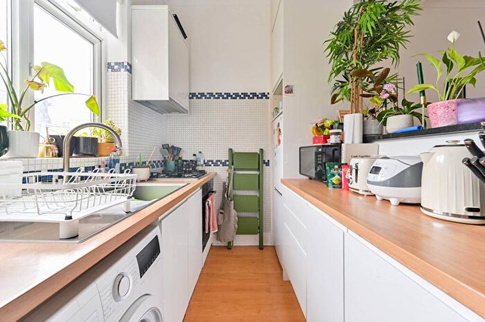 2 Bedroom Flat To Rent In Cologne Road, , Clapham Junction, London, SW11