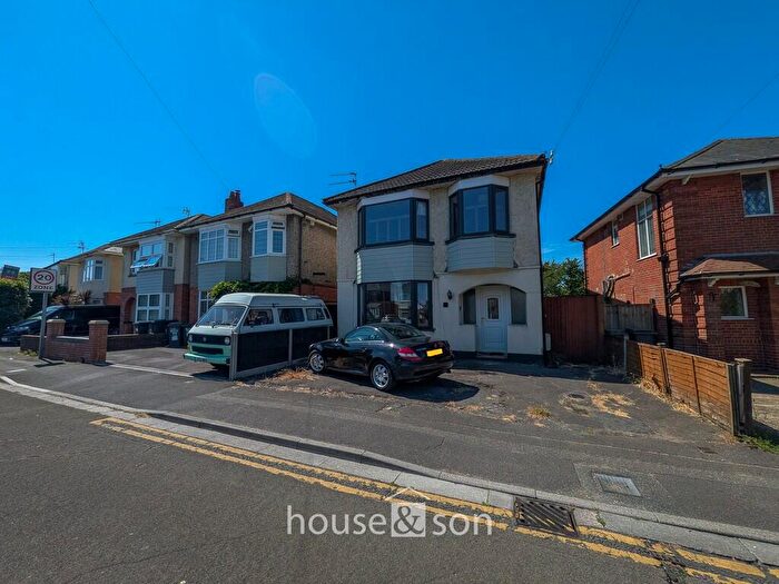 3 Bedroom Detached House For Sale In Victoria Avenue, Bournemouth, BH9