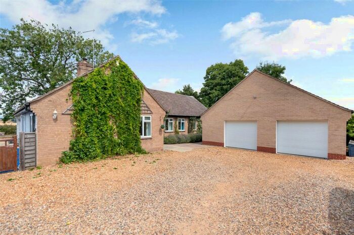 4 Bedroom Bungalow To Rent In Glapthorn Road, Oundle, Cambridgeshire, PE8
