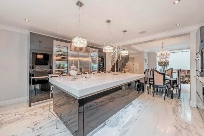 4 Bedroom Flat To Rent In Drayton Gardens, London, SW10