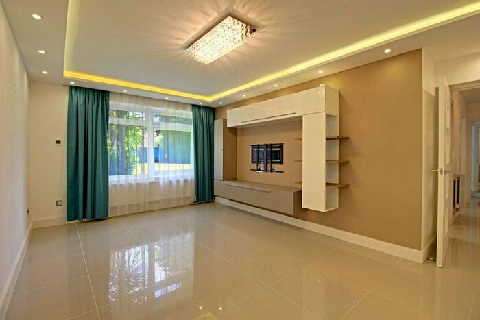 2 Bedroom Flat To Rent In High Road, London, N20