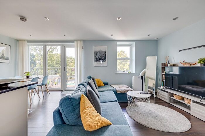 2 Bedroom Flat To Rent In Roehampton Lane, London, SW15