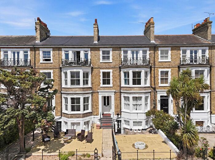 2 Bedroom Flat For Sale In Clifftown Parade, Southend-On-Sea, SS1