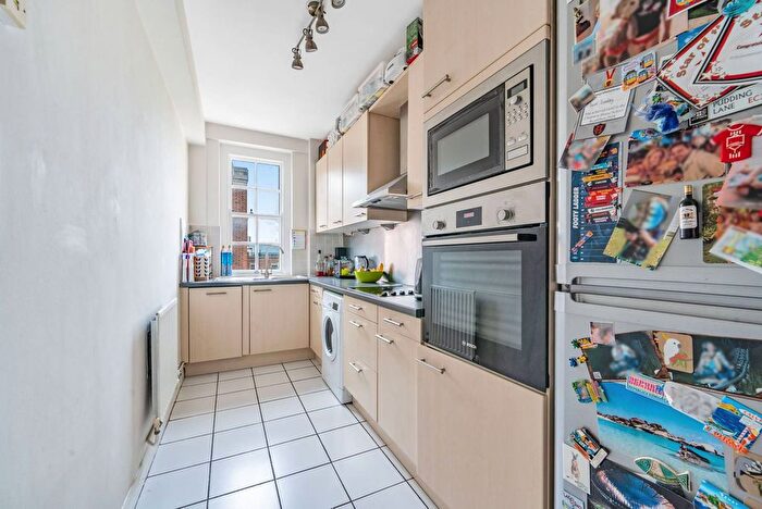2 Bedroom Flat To Rent In Buckingham Court, Notting Hill, London, W11
