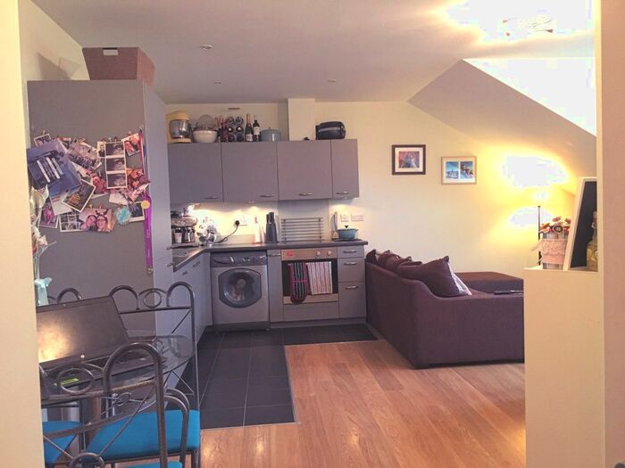 2 Bedroom Flat To Rent In The Hamptons, Worcester Park, KT4