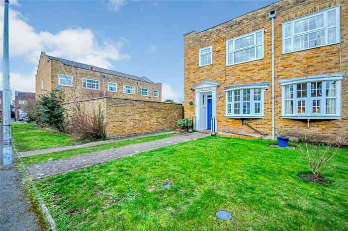 3 Bedroom Semi-Detached House To Rent In Lantern Walk, Maidenhead, Berkshire SL6