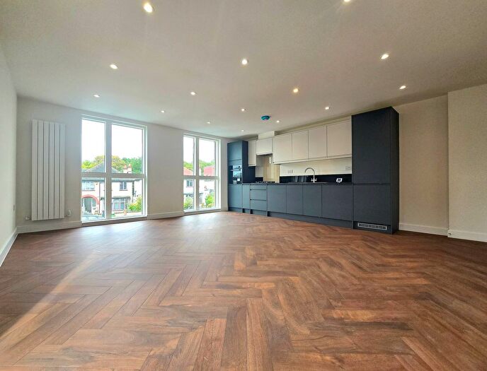 4 Bedroom Flat To Rent In Norbury Avenue, London, SW16