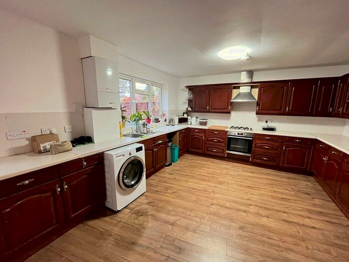 7 Bedroom Semi-Detached House To Rent In Highbury Close, New Malden, KT3