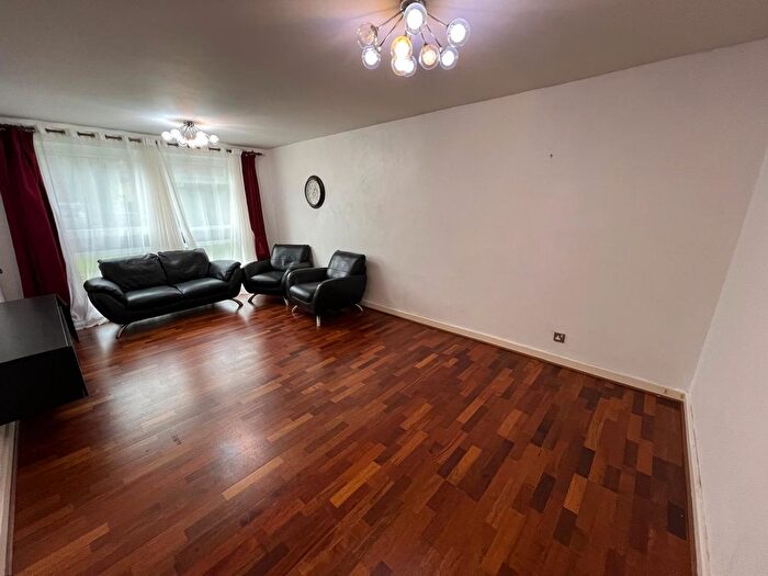 2 Bedroom Flat To Rent In High Road, London, N20