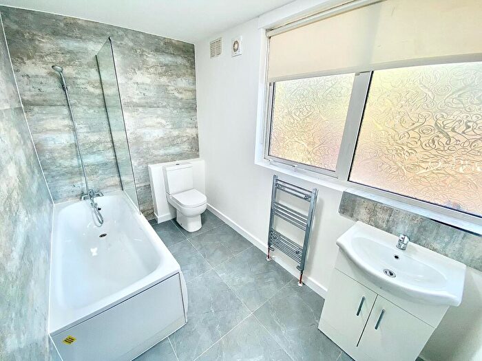 1 Bedroom Flat To Rent In Wanstead Park Road, IG1