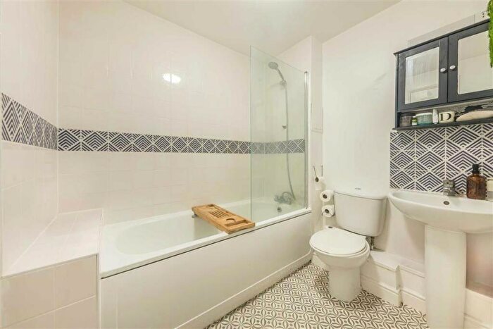 2 Bedroom Flat For Sale In Candle Street, Mile End, E1
